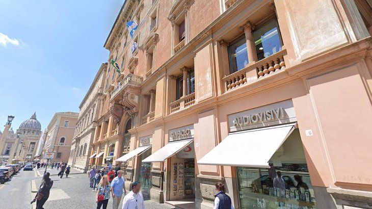 Luego del encuentro, Alberto se dirigió junto a la primera dama Fabiola Yañez a la residencia de la embajada argentina ante la Santa Sede, en el tercer piso de Via della Conciliazione 10, a unos 300 metros del Vaticano.