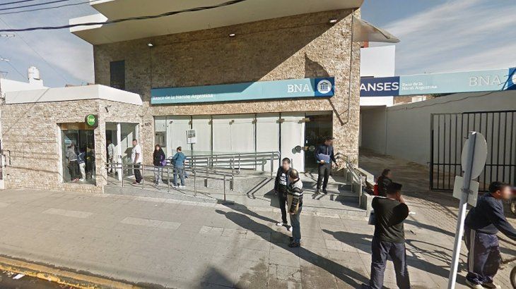 El hecho ocurrió en la sucursal del Banco Nación ubicado en la calle Roma 3271, de esa localidad del partido de La Matanza.
