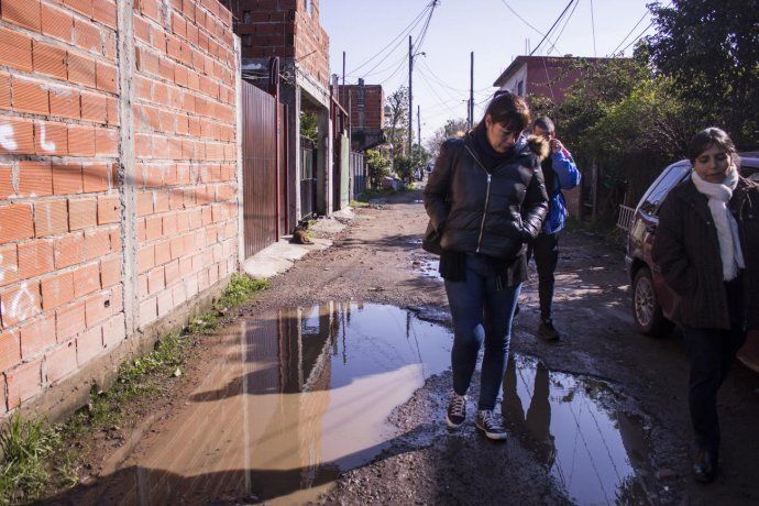 Miño, durante una recorrida de un barrio junto a vecinos del lugar.