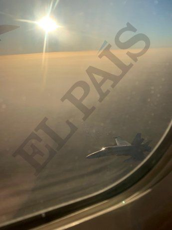 Un avión militar vuela junto a la nave canadiense (foto tomada desde el Boeing 767)
