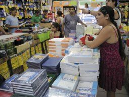 El plan contempla tres listados distintos de útiles y productos de indumentaria, calzados y mochilas, que se podrán adquirir hasta el 31 de marzo o hasta agotar stock en hipermercados, tiendas Todo Moda, librerías y papeleras.