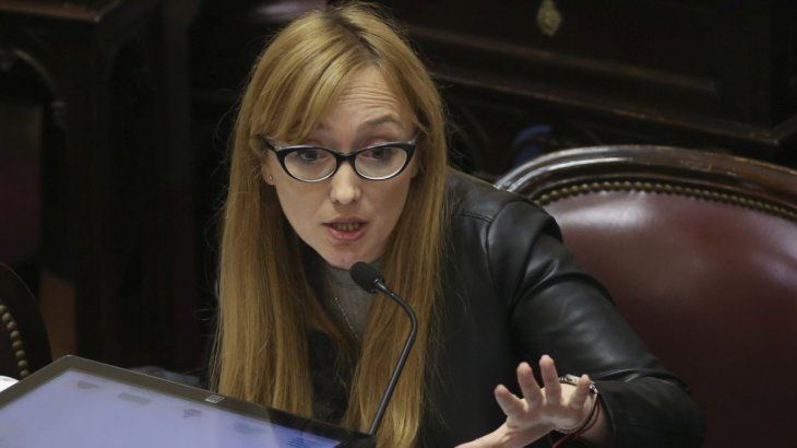 La senadora mendocina Anabel Fernández Sagasti denunció los DNU sobre escuchas de la era Macri.