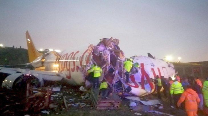 El vuelo PC2193 de Pegasus Airlines se salió de la pista en el Aeropuerto de Estambul, Turquía. La nave se partió en tres además de registrarse un incendio menor en el interior.