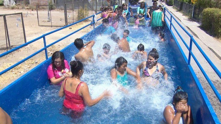 Hoy en día, Sandoval agradece su buena fortuna brindando,