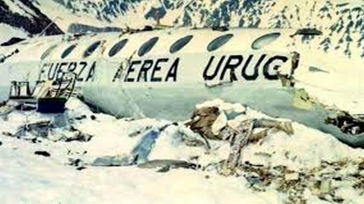 El avión en el que iba el equipo de rugby del Colegio Stella Maris, de Montevideo, el cual se estrelló el jueves 12 de octubre de 1972, en la cordillera de los Andes.
