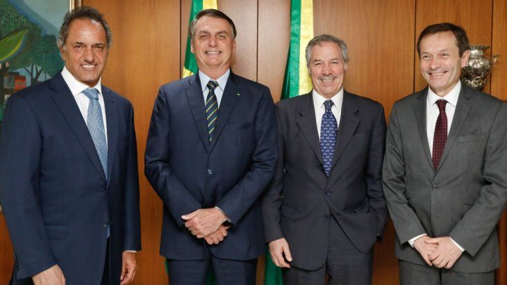 El presidente de Brasil, Jair Bolsonaro junto a la delegación argentina: Daniel Scioli, Felipe Solá y Gustavo Beliz.