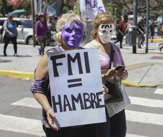 Manifestantes marchan en repudio de la llegada del FMI al país.