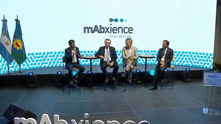 Alberto Fernández acompañado por el gobernador bonaerense, Axel Kicillof; el intendente de Escobar, Ariel Sujarchuk; y el CEO del Grupo Insud, Hugo Sigman.