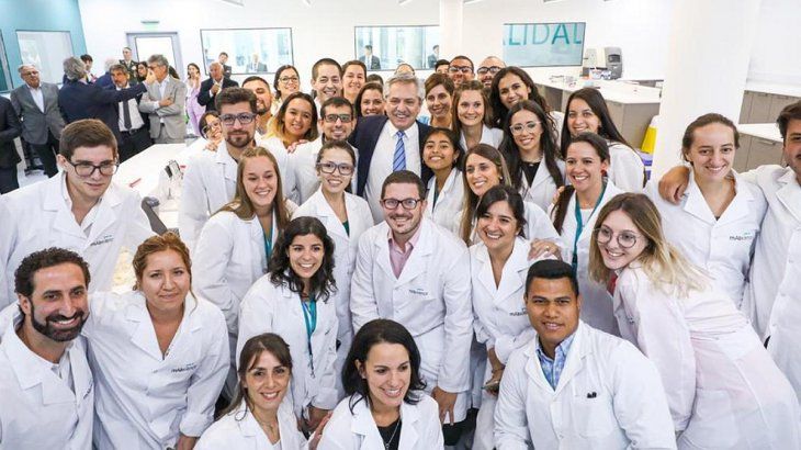 La nueva planta de medicamentos que inauguró Alberto Fernández tiene una superficie de 8.700 metros cuadrados y emplea a personal con perfiles altamente calificados, como biotecnólogos, bioquímicos, químicos, biólogos, técnicos, contadores, profesionales en recursos humanos y en seguridad e higiene.