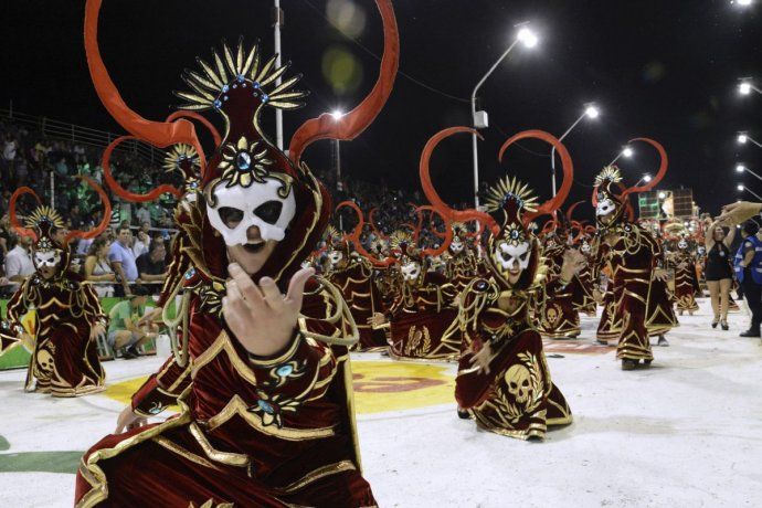 Las mascaras y el misterio también son un tema común tratado en estas fiestas.