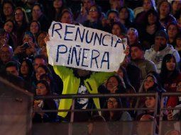 En el festival de Viña del Mar se prohibieron las pancartas, pero un asistente se las ingenió para mostrar su rechazo a Piñera.