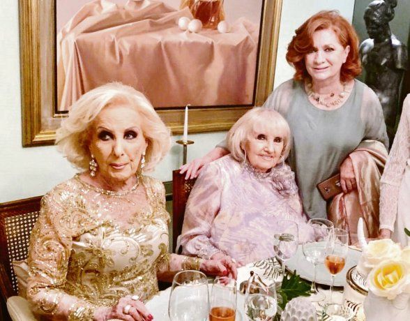 íntimo. Teresa González Fernández y las Legrand en casa de Mirtha, durante el festejo “casi” familiar por el cumpleaños de las hermanas.
