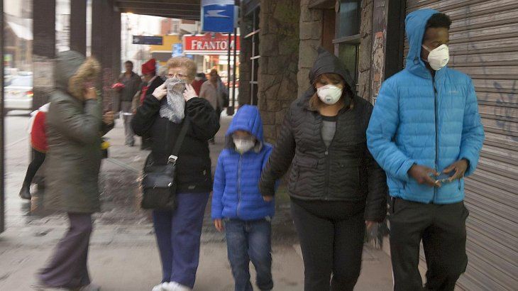 El uso masivo y obligatorio de mascarillas como método efectivo para evitar los contagios sigue siendo debatido por los expertos.