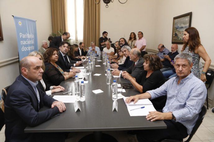 Gremios docentes y funcionarios buscan cerrar la paritaria docente nacional.