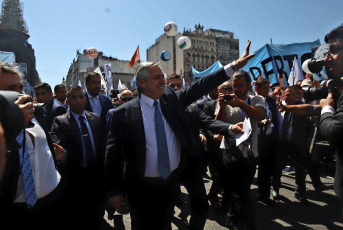 Una multitud se acercó a las afueras del Congreso para seguir el discurso del presidente Alberto Fernández ante la asamblea legislativa.