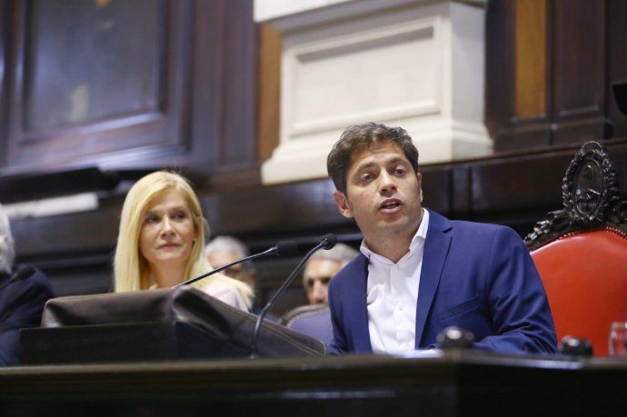 "La carga de la deuda es insostenible. Lo que ocurrió en la provincia es un capítulo más de la forma en la que se endeudó el país durante la gestión del presidente Macri", se quejó Axel Kicillof a poco de asumir el mandato en Provincia. 