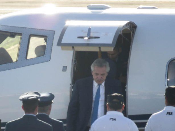 Cabotaje.  Alberto Fernández se trasladó a Rosario en el vuelo de cabotaje inaugural de la nueva nave de la Fuerza Aérea.