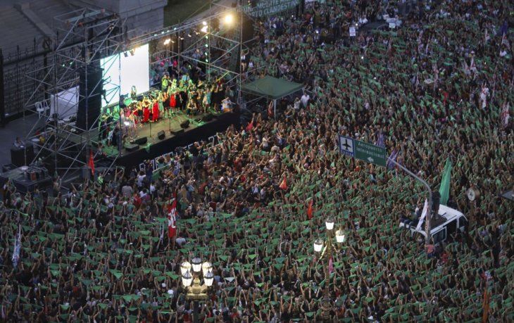 Miles de manifestantes de organizaciones feministas se concentran el pasado 19 de febrero en la Plaza del Congreso para reforzar el reclamo de la legalización del aborto.