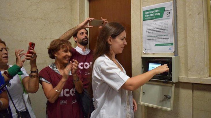 Los trabajadores del Hospital Posadas despedidos con Mauricio Macri y reincorporados con el gobierno de Alberto Fernández pusieron su huella al regresar a sus puestos de trabajo.