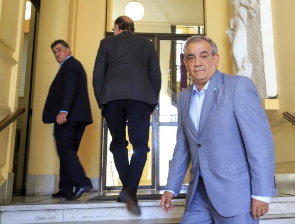 Los dirigentes del agro pertenecientes a la mesa de enlace, Jorge Chemes C.RA. (I), Carlos Achetoni F.A. (C), Carlos Iannizzotto CONINAGRO (D), llegando al ministerio de Agricultura.