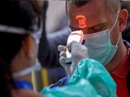 En los aeropuertos del ,undo se realizan test inmediatos de coronavirus.