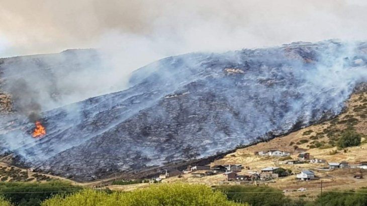 Más de 50 brigadistas entre bomberos voluntarios, personal del plan de manejo del fuego y trabajadores de defensa civil trabajan para controlar el incendio forestal.