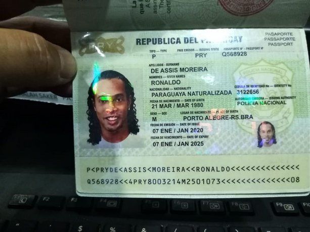 El pasaporte falso que usó Ronaldinho para entrar a Paraguay y por el que lo detuvieron.
