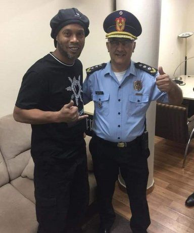 Ronaldinho y uno de los jefes de la Comisaría Metropolitana 3° de Asunción, antes que el exfutbolista se retire.