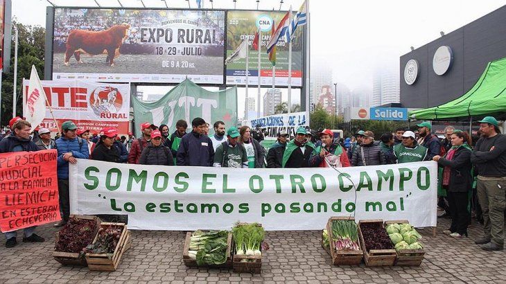 Durante la tradicional muestra de la Sociedad Rural en Palermo, los movimientos campesino MTE y UTT se manifestaron con la conducción de la Mesa de Enlace y reclamaron una reforma agraria en la Argentina. 