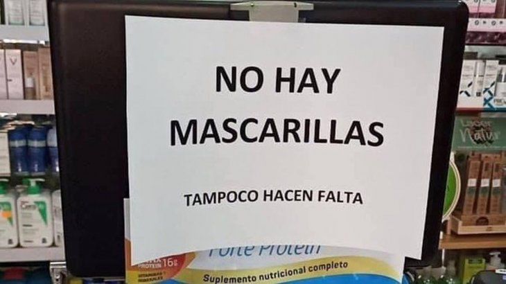 En las farmacias colgaron carteles que alertan por un falso desabastecimiento de barbijos o mascarillas, como se le dice en España, por el efecto coronavirus. Los expertos no los recomiendan. La foto se viralizó y causó impacto.