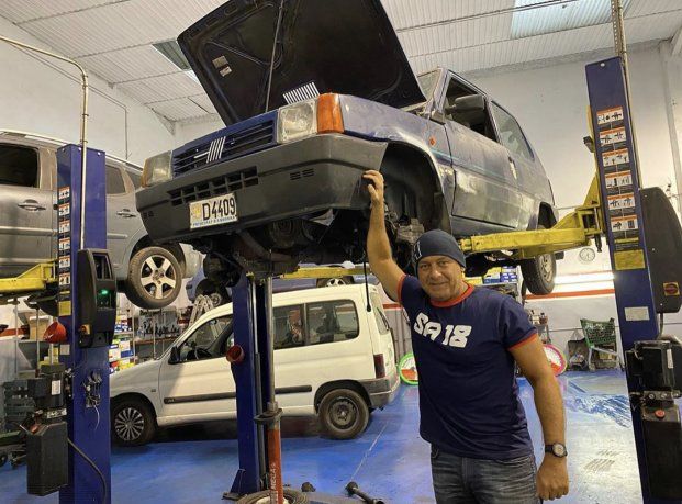 Armenault y su Fiat Panda para el rally. Lo compró así y lo armó como pudo. Llevará el N° 428 y el nombre de Braian Toledo en su honor.