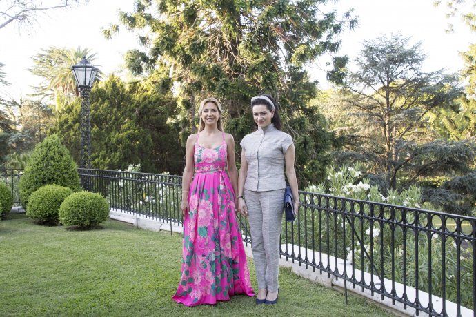 Fabiola Yañez junto a Anna Hakobyan, periodista y esposa del primer ministro armenio, Nikol Pashinyan.