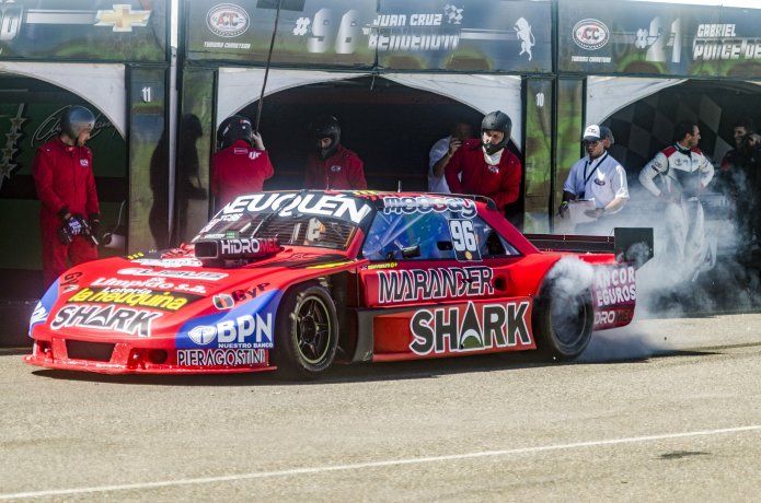 El Torino de Benvenuti sale de boxes para darle el segundo triunfo en el TC al piloto neuquino.
