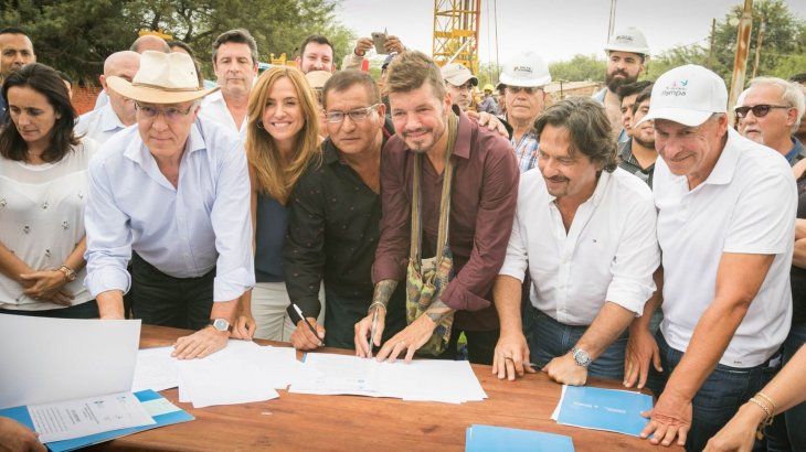 Salta: Marcelo Tinelli estuvo en la inauguración del primer pozo para garantizar agua para los wichís
