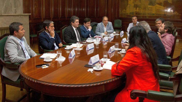 El secretario de Energía de la Nación, Sergio Lanziani, y el subsecretario de Hidrocarburos, Juan José Carbajales, se reunieron con funcionarios de las provincias de la Organización Federal de Estados Productores de Hidrocarburos (OFEPHI) para analizar medidas ante la histórica caída del petróleo.