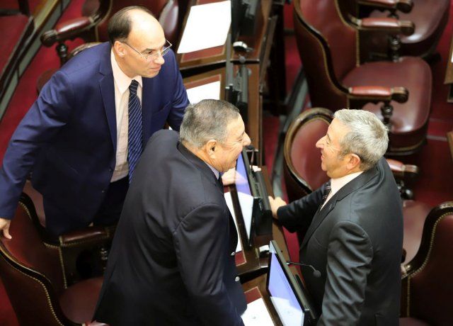 Los senadores Jose Cobos y De Angeli durante la sesion que trata las jubilaciones de privilegio.