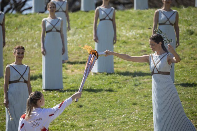 La Suma Sacerdotisa le entrega el primer relevo a Ana Korakaki, medalla de oro en tiro en Río 2016. La llama olímpica de Tokio 2020 ya recorre Grecia.