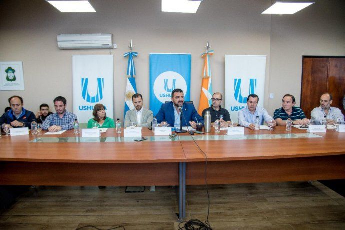  El Intendente de Ushuaia, Walter Vuoto, realizó una conferencia de prensa acompañado por su equipo de Salud, de Epidemiología, Defensa Civil y autoridades de las cámaras de Turismo, Hotelera y de Comercio de la ciudad.