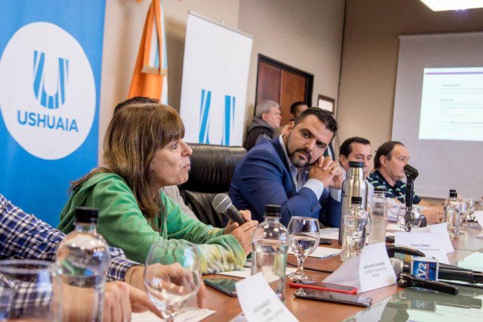  El Intendente de Ushuaia, Walter Vuoto, realizó una conferencia de prensa acompañado por su equipo de Salud, de Epidemiología, Defensa Civil y autoridades de las cámaras de Turismo, Hotelera y de Comercio de la ciudad.