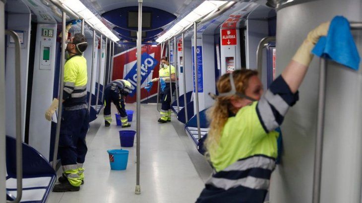 Trabajadores del Metro de Madrid en plena tarea de desinfección.