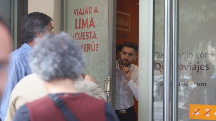 En una sucursal céntrica del Banco Galicia, dejan entrar a clientes de a grupos reducidos.