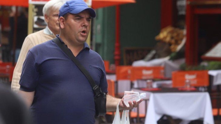 Para prevenir el virus Covid-19, vendedores ambulantes ofrecen alcohol en gel a $150