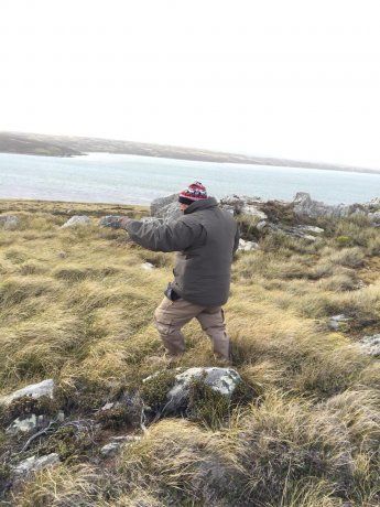 Juan Leyes busca la trinchera donde peleo hace 38 años.
