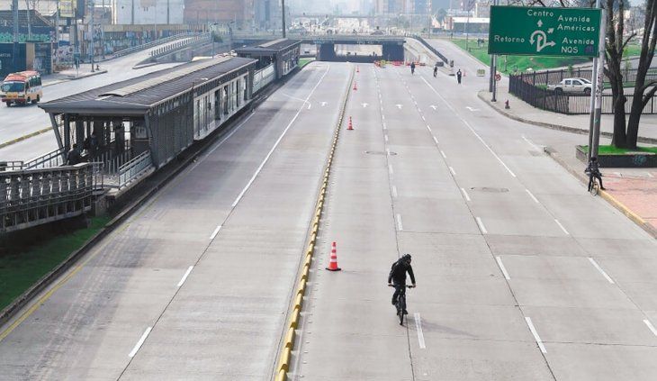 Las calles de Bogotá, vacías ante un simulacro de aislamiento.