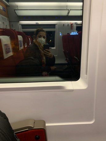 Con barbijo. Mercedes Andrés realizó todo su viaje desde China con barbijos.