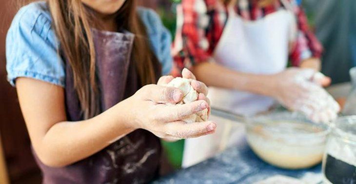Entre otras actividades que los especialistas recomiendan para niños y adolescentes, desde la Organización de las Naciones Unidas para la Alimentación y la Agricultura sugieren cocinar en familia.