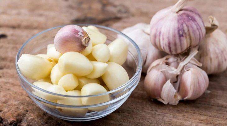 El azufre del ajo repele los mosquitos.