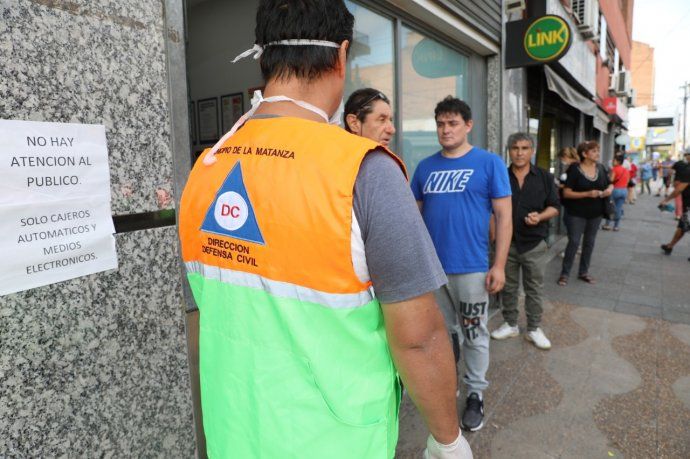 Operativo de ordenamiento de colas en los bancos.