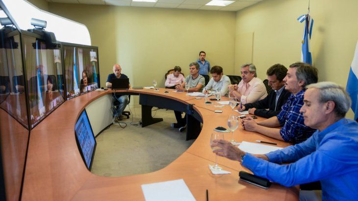 Videoconferencia con intendentes en Olivos.