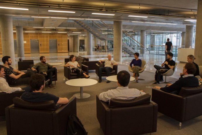 El jefe de gobierno porteño Horacio Rodríguez Larreta, junto con otros funcionarios de la ciudad, recibió hoy en la sede de gobierno, en Parque Patricios, a voluntarios que trabajan en hoteles porteños que albergan a los pasajeros que llegan del exterior.